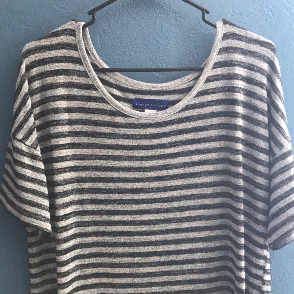 Simply styled tunic. Sz m